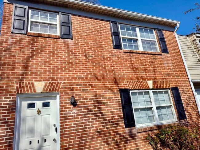 Building Photo - Available 3 Bedroom 1.5 bath Townhouse in Fredericksburg, Stafford County