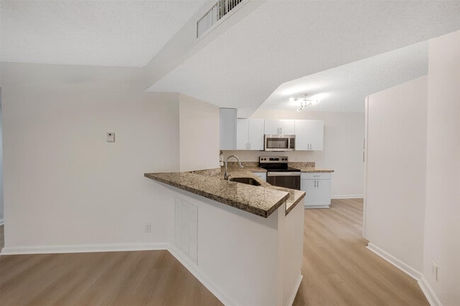 Photo - 8977 Wiles Rd Unidad 102