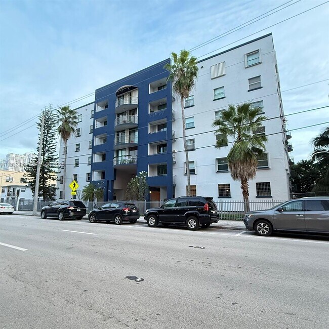 Building Photo - 546 SW 1st St Unit 403