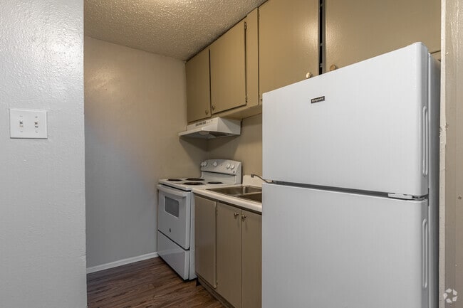 2BR, 1BA - 552SF - Kitchen