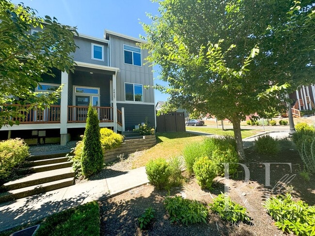 Building Photo - Modern End-Unit Townhome with Private Fenced Yard, Gourmet Kitchen & Spacious Layout