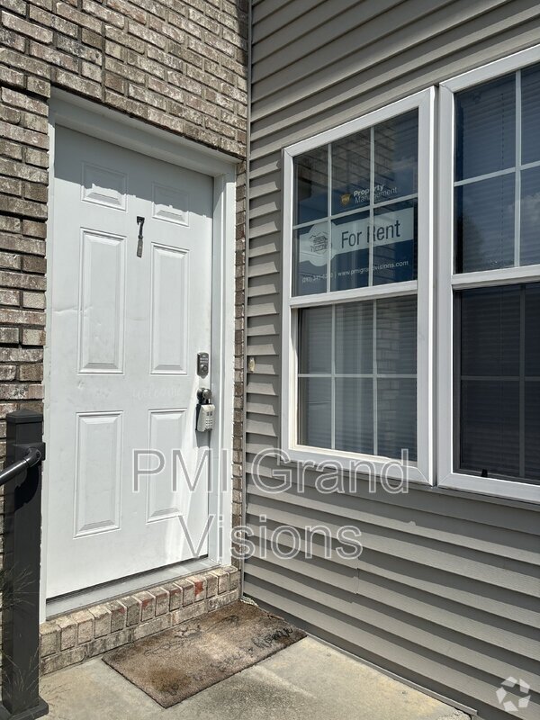 Building Photo - 1950 Douglas St Unit 7 Rental