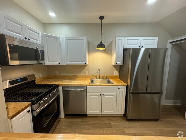 Building Photo - Beautifully Renovated 2/1 Home with Bonus ...