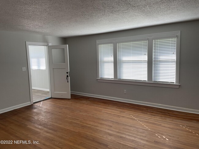Photo - 3677 Walsh St
