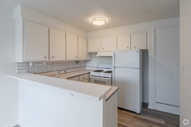 2BR, 1BA - 1,000SF - Kitchen - Elmsleigh Apartments