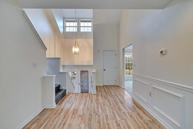 212 Hawthorne Village Ct