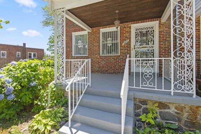 Photo - 2600 N Longwood St