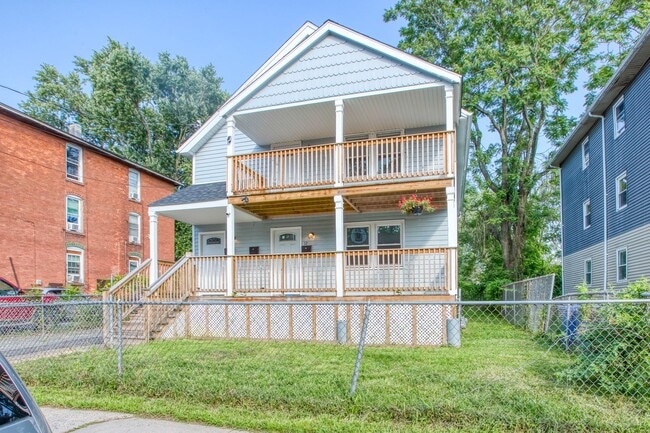 Building Photo - Lovely 3 Bedroom 1 Bathroom - 1st Floor with/ Washer and Dryer Unit 1st Floor
