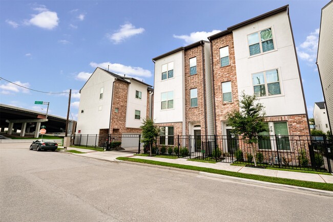 Photo - 710 Clark St