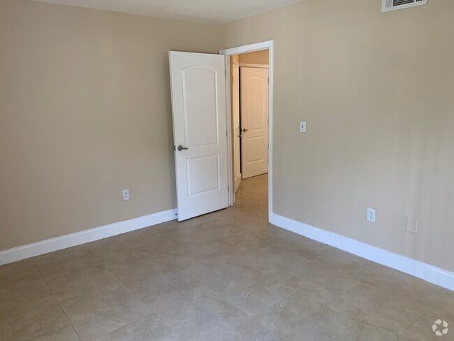 Building Photo - 2460 NW 33rd St Unit 0 Rental