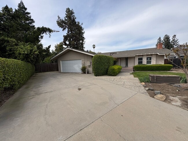 Building Photo - NW Visalia Home Near Country Club Available Now! *Private Showing Only*