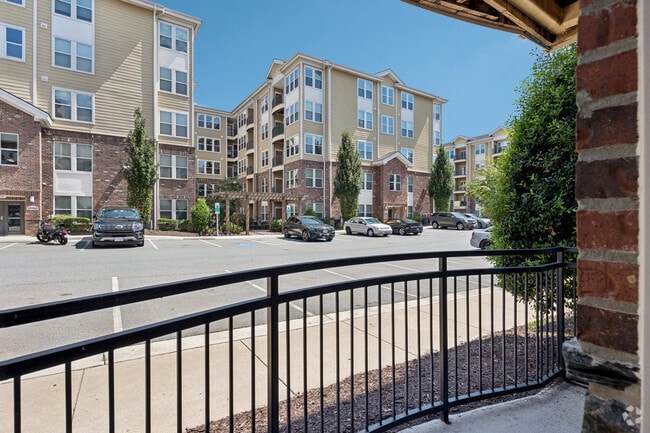 Olive 1BR, 1BA - 895SF - Balcony