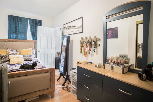 Photo - Dakin Court - 910 W Dakin St