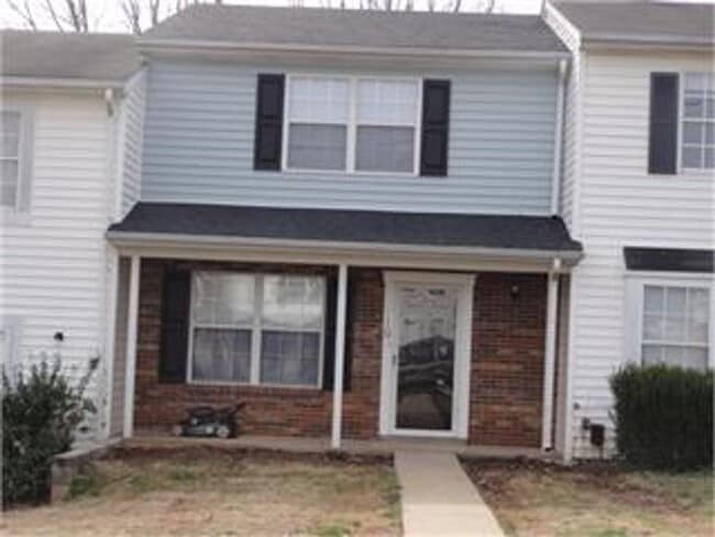 Building Photo - 2 Bed / 1.5 Bath Rental
