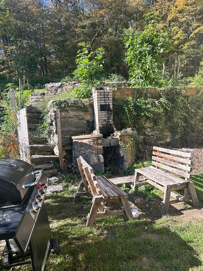 Community Fire Pit and Stairs to Upper Terrace Yard - 30 Wall St Unit 30 Wall Stret Floor 2B