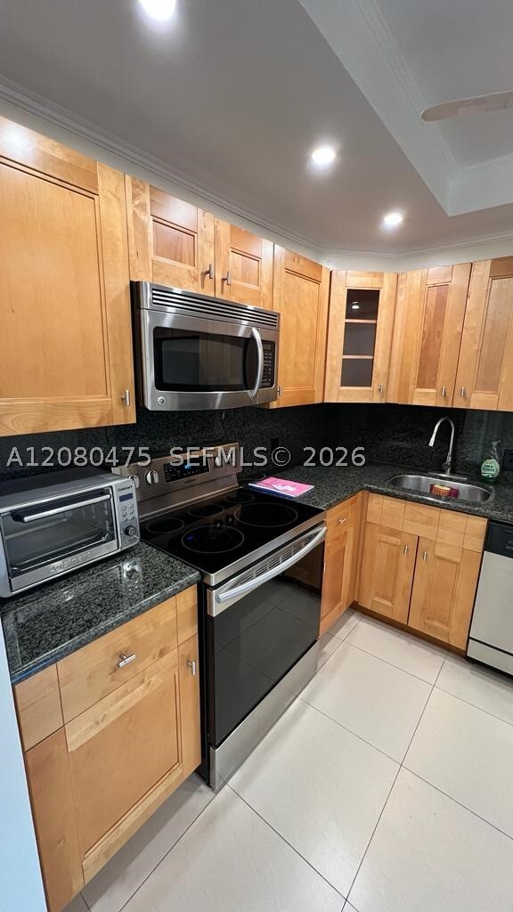 Building Photo - 20500 W Country Club Dr Unit 204