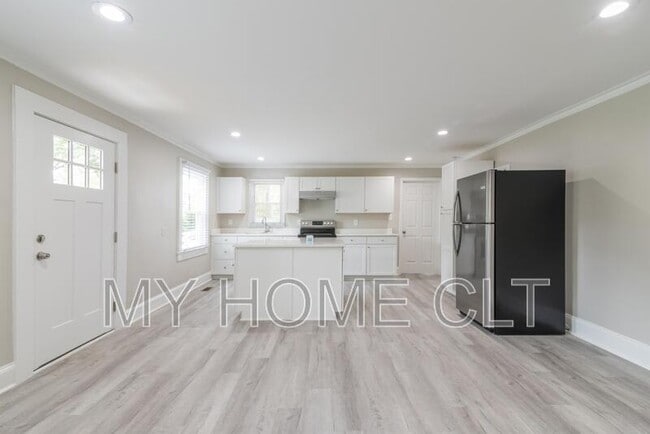 Photo - 2336 Barry St