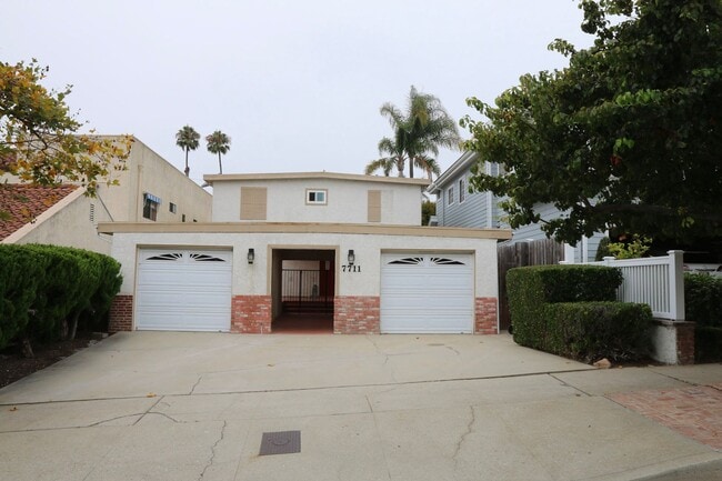 Building Photo - Charming Playa Del Rey Home with Spacious ...