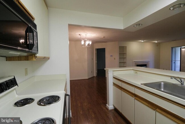 Building Photo - 3301 Sir Thomas Dr Unit 22 Rental