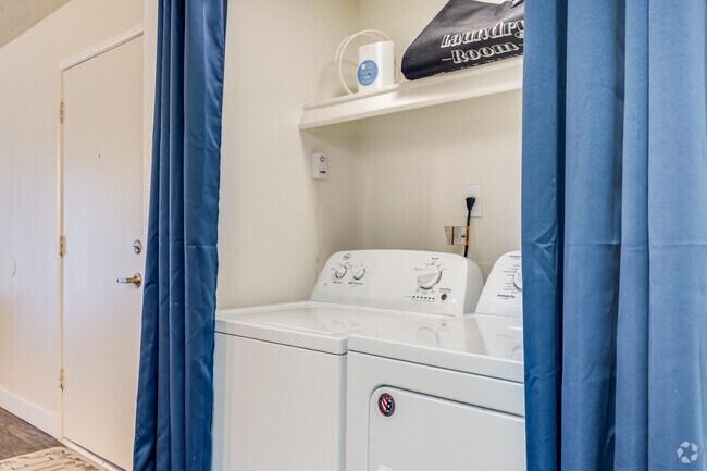 2BR, 2BA - 1,043SF