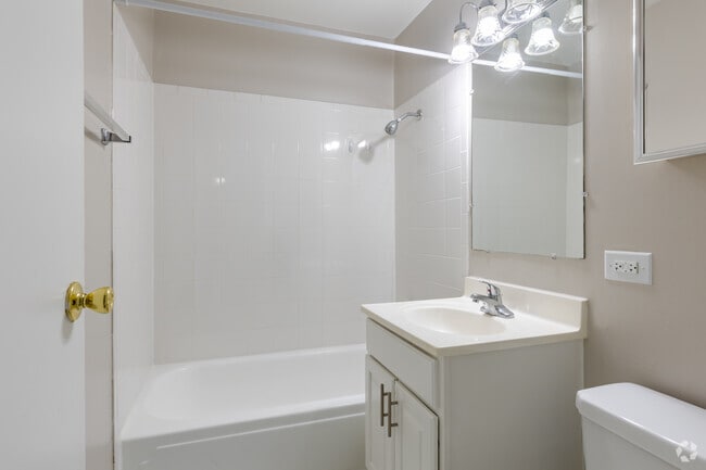 1BR, 1BA - 635SF - Bathroom - The Arbors of Glen Ellyn