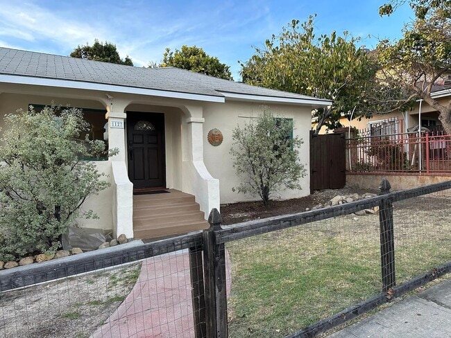 Building Photo - 1127 E Gutierrez St