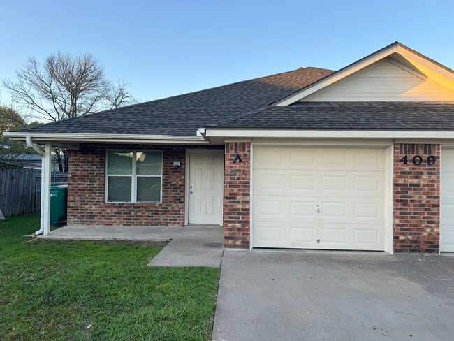 Building Photo - 409 Topeka Ct Unit #A