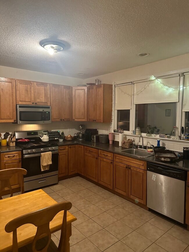 Photo - 68 Winchester St Unit 2