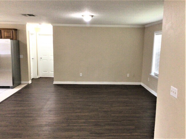 Photo - 245 Oak Run Ct