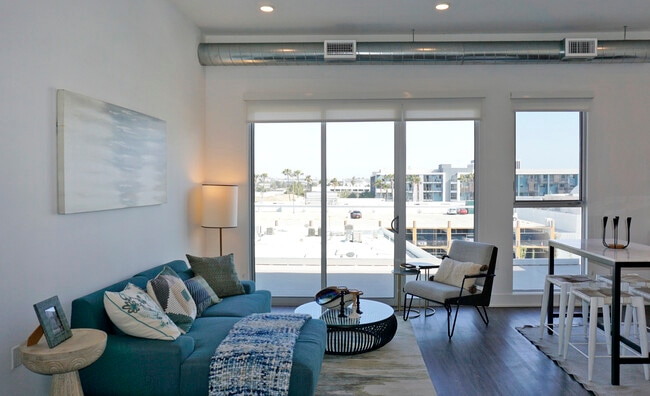 616 - PH 2bd 2ba Well Lit Living Space