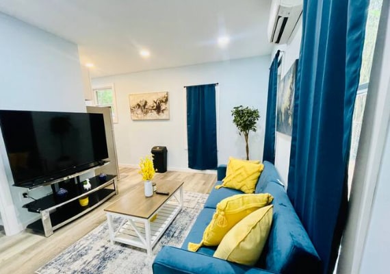 Building Photo - 735 E University Ave