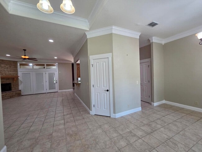 Photo - 2150 Hedgestone
