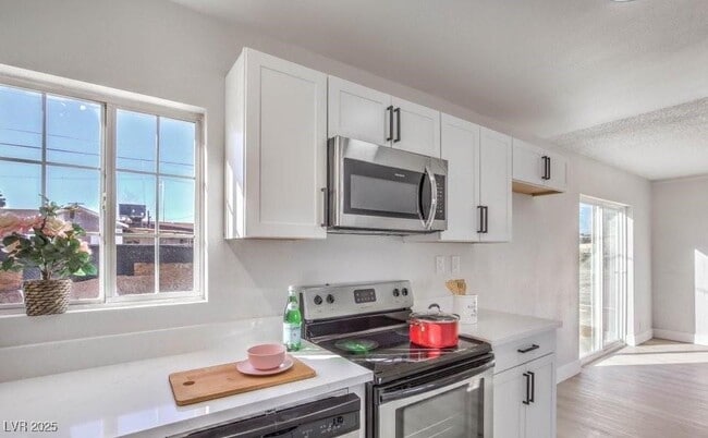 Photo - 2033 Hassell Ave