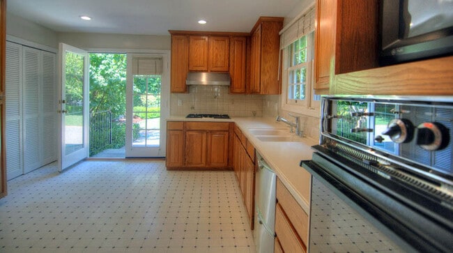 Photo - 2121 Middlefield Rd