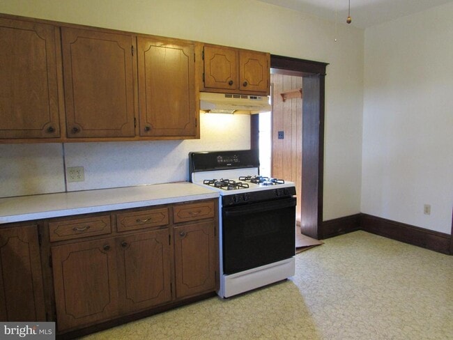 Photo - 33 N Kinzer Rd