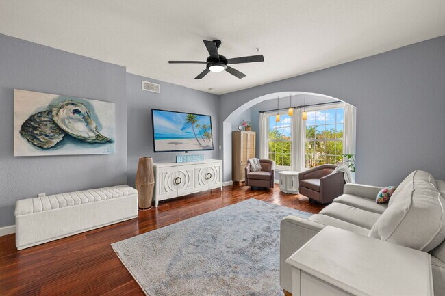 Photo - Live the Resort Lifestyle at Tides at Pelican Landing – Furnished 2BR Condo Unidad 305
