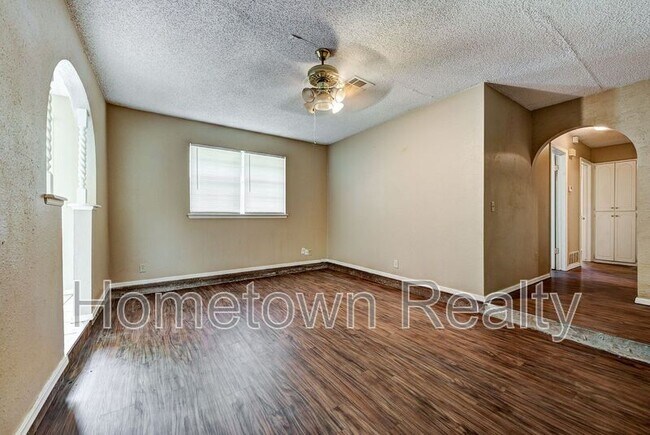 Photo - 207 W Shadywood Dr