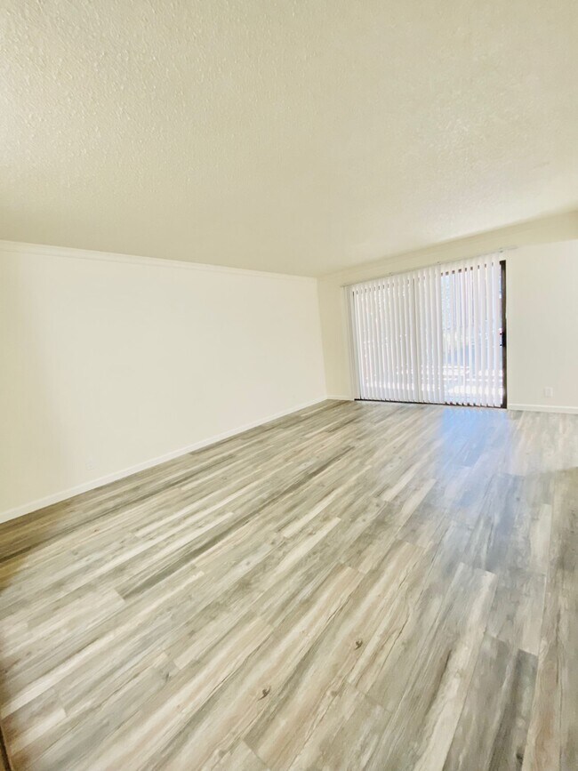 Amplia sala de estar - 350 N Civic Dr Unidad 205