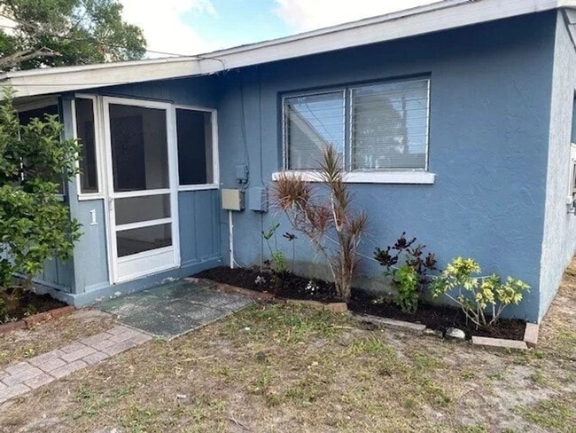 Building Photo - Spacious 1/1 one story Unit 1