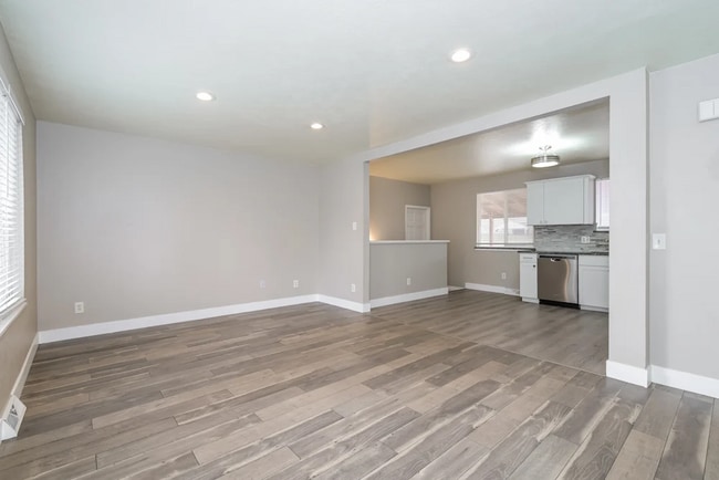 Photo - 10632 Queen St