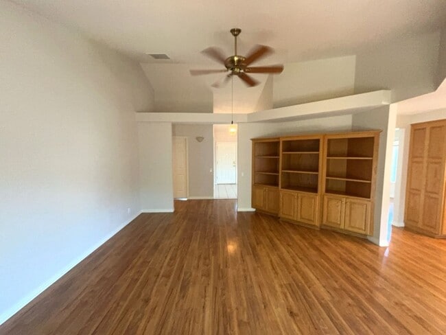 Photo - 7168 Lawnridge St NE