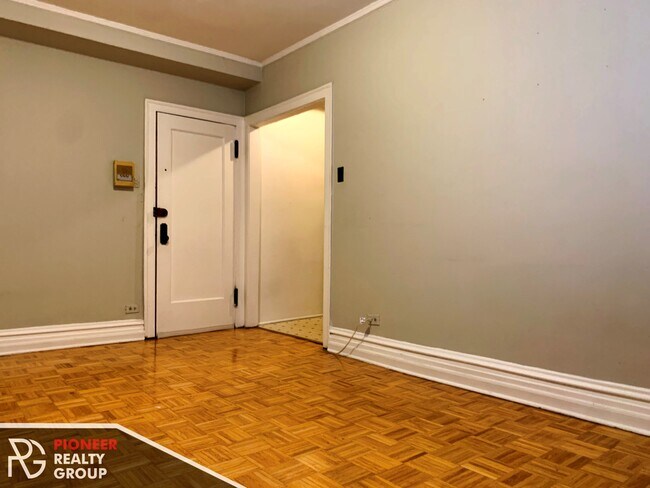 Photo - 711 W Belmont Ave Unit 109