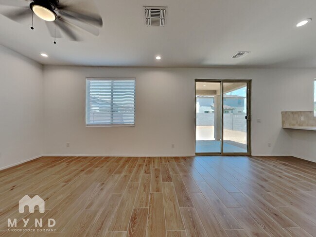Photo - 10758 W McKinley St