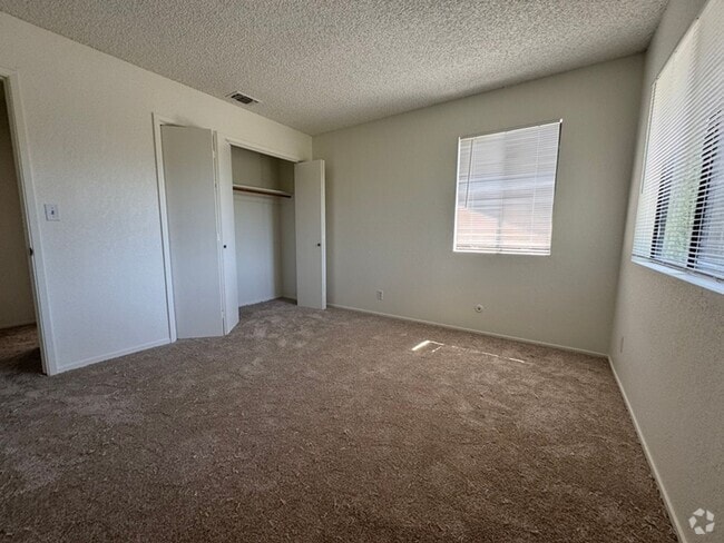 Building Photo - 2 Bedrooms, 1.5 Bath Townhouse Style Apart... Unit D