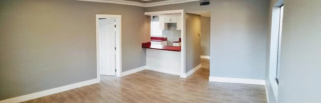 1127 E 21st St Unidad Main
