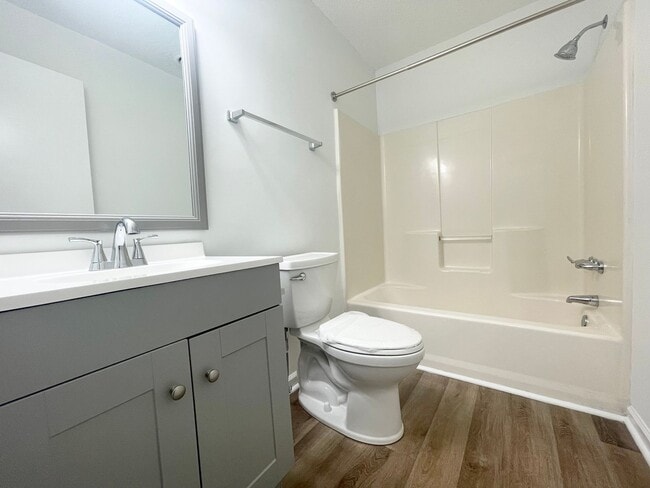 Photo - 209 Oakwood Ln