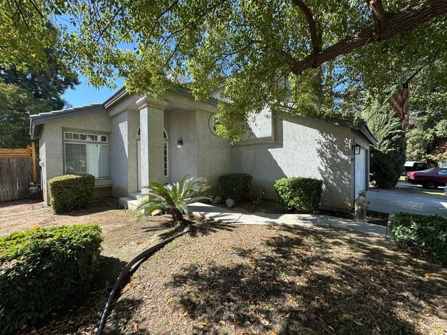 Photo - Spacious NW Bakersfield Home!
