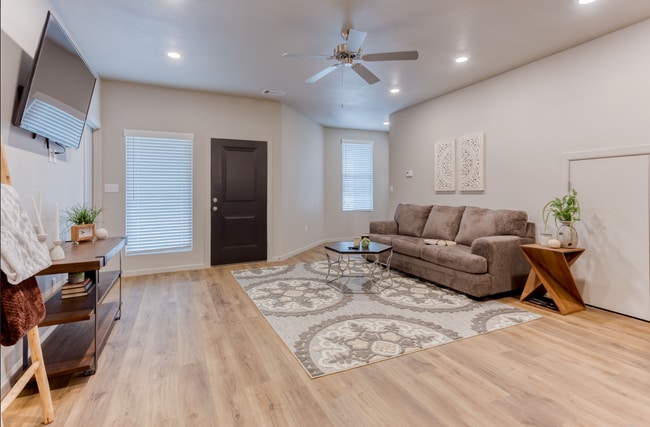 Photo - 402 Lincoln Ln