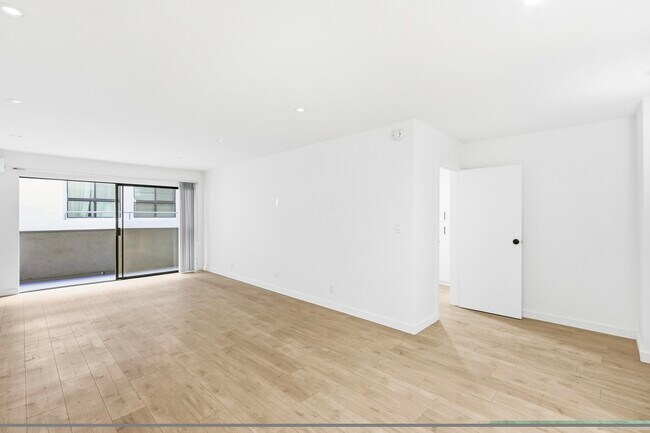 642 N West Knoll Dr. Apartments