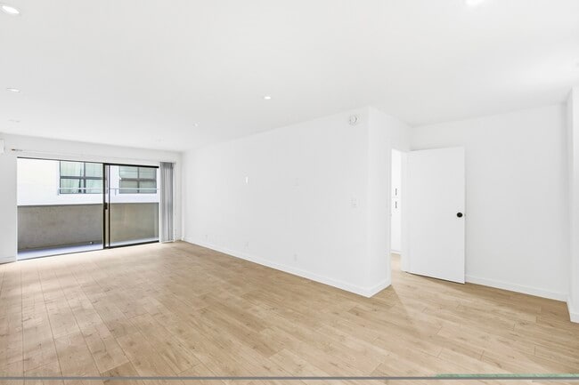 Photo - 642 N West Knoll Dr. Apartments